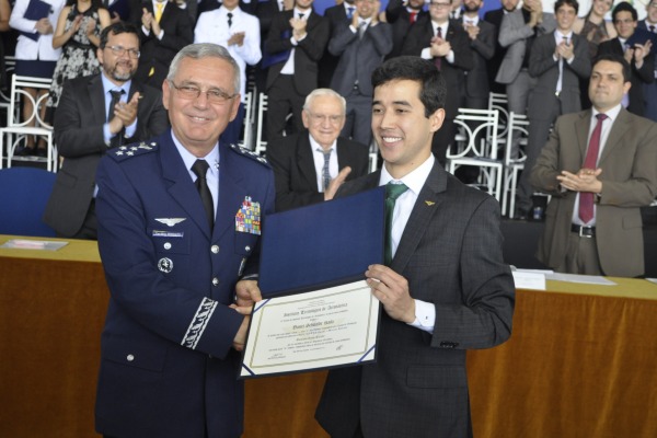 Comandante da Aeronaútica entrega honraria ao aluno que obteve a maior nota