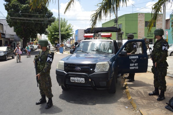 Militares da FAB realizam ações de patrulha a pé e motorizada em Parnamirim