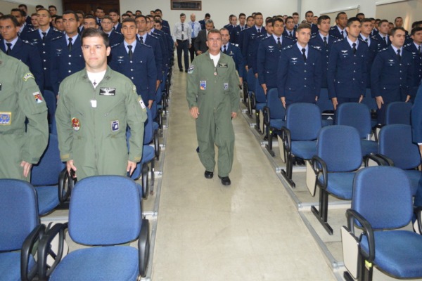 Comandantes da Ala 10 e do GITE ministraram briefing inicial aos estagiários