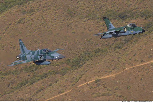 Aeronaves que atuam na missão de defender: A-1 (dir) e F-5 