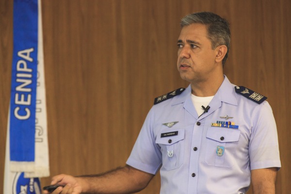 Coronel Moreno, investigador responsável, durante apresentação do relatório