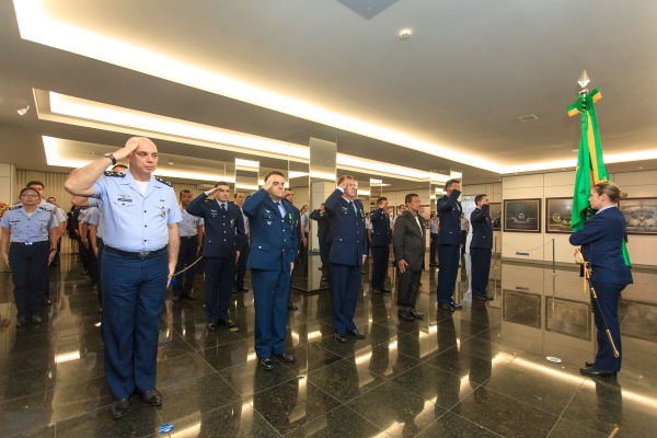 Continência à Bandeira Nacional durante a cerimônia militar