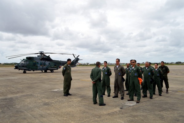 O Tenente-Coronel Mario apresentou as equipagens do 1/8 GAV ao Comandante da Ala