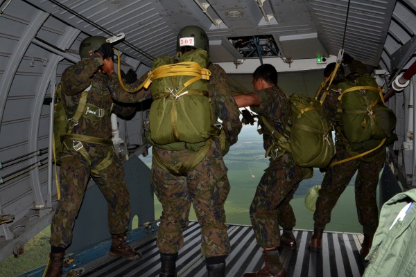 Objetivo é preparar os militares para o abandono de uma aeronave em situação de risco