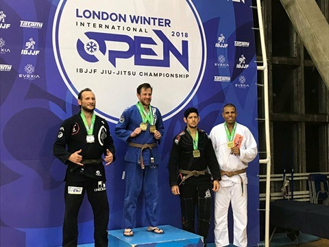 Cabo Junio Costa recebendo a medalha em Londres