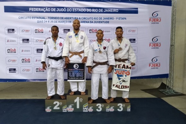 Soldado Francisco recebendo a medalha de Bronze