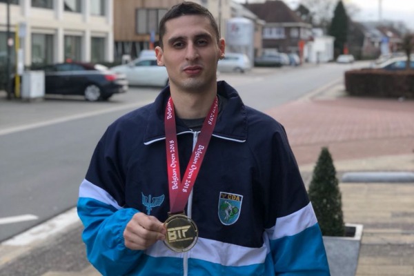 Sargento Chaves, do Taekwondo, com a medalha