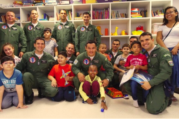 Durante três dias, Esquadrilha da Fumaça interagiu em escolas e hospitais