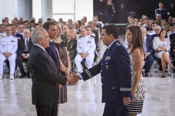 Tenente-Brigadeiro Baptista Junior cumprimenta o Presidente