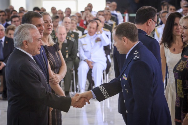 Major-Brigadeiro Mrad cumprimenta o Presidente