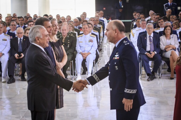 Brigadeiro Marcelo cumprimenta o Presidente