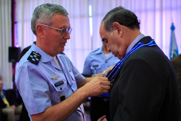 Comandante da Aeronáutica entrega colar de conselheiro ao homenageado