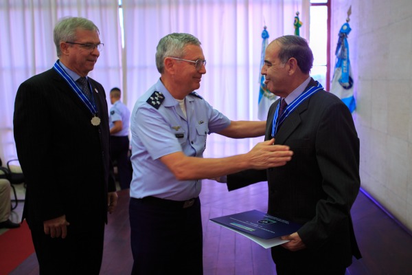 Comandante da Aeronáutica entrega diploma ao novo conselheiro