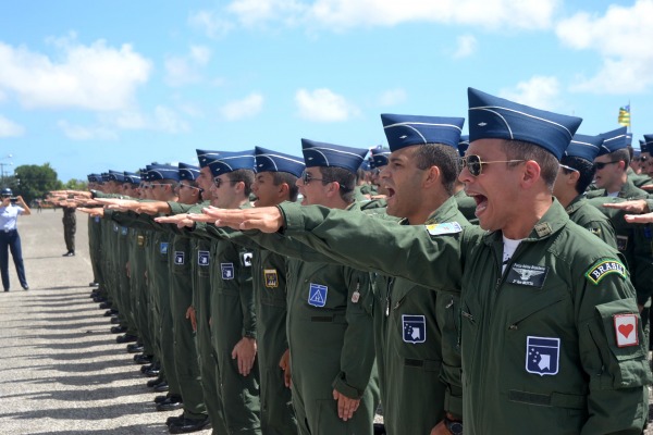 O distintivo é utilizado por todos os Oficiais Aviadores da Aviação de Caça