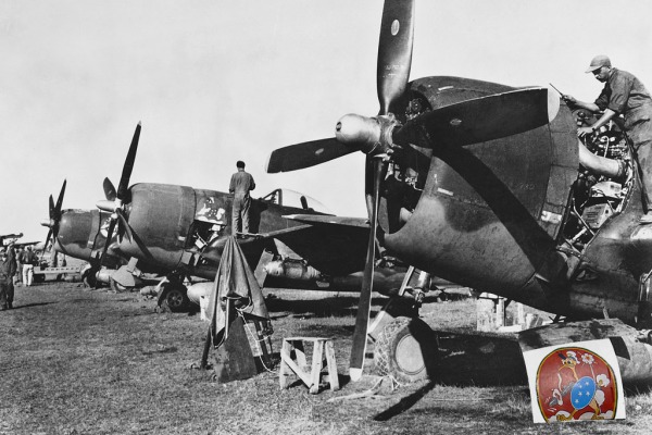 Aeronaves P-47 passam por manutenção na Itália