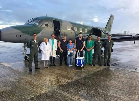 Equipe médica e tripulação prontos para o transporte de um coração