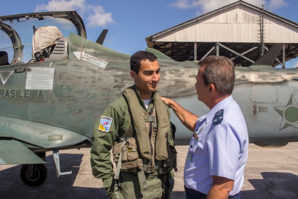 O estagiário deve realizar procedimentos básicos de controle da aeronave A-29 Super Tucano