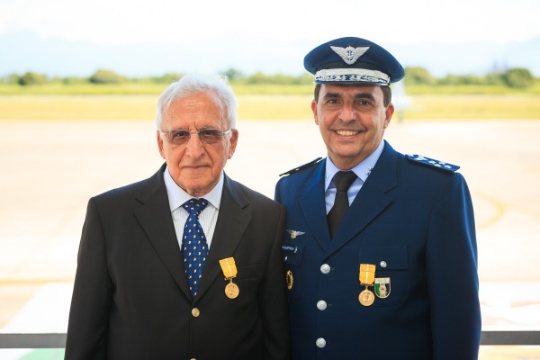 Tenentes-Brigadeiros Baptista e Baptista Junior receberam Medalha Eduardo Gomes