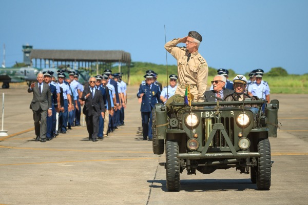 Desfile militar reuniu pilotos de caça de ontem e de hoje