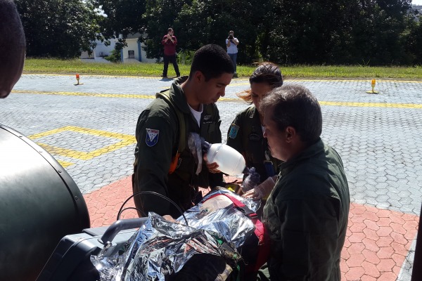 Equipe médica retira a vítima de dentro da aeronave