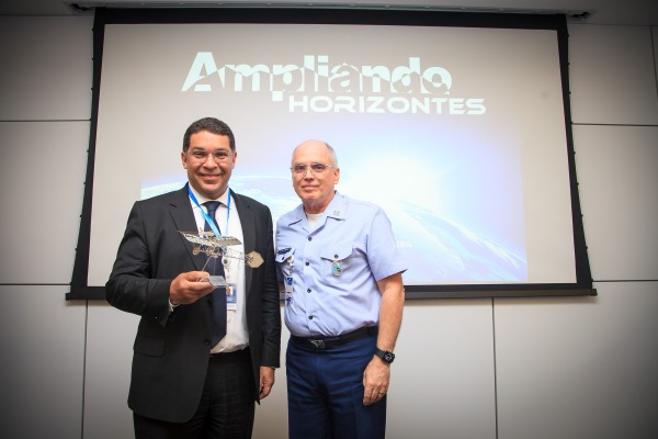 Palestrante recebeu maquete da aeronave 14-Bis