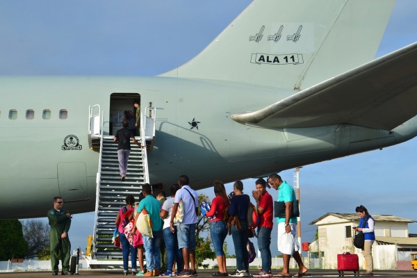 Venezuelanos embarcam no Boeing 767 da FAB