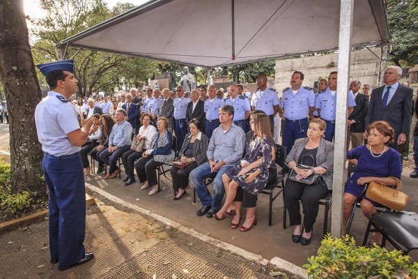 Familiares, amigos e militares se despedem de Oficial-General