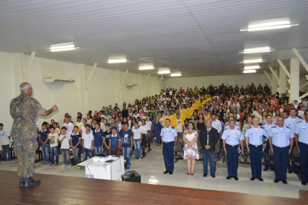 A equipe conta com nove militares na coordenação e 20 estagiários de educação física, pedagogia e letras