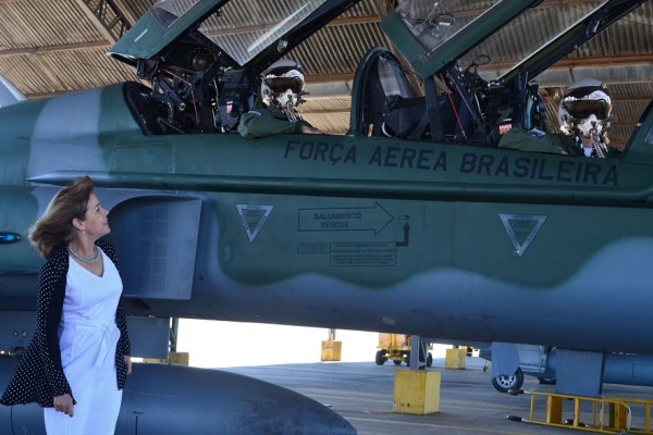 Com o apoio da mãe, os dois irmãos se tornaram pilotos de caça da Força Aérea Brasileira e, atualmente, trabalham juntos no mesmo esquadrão 