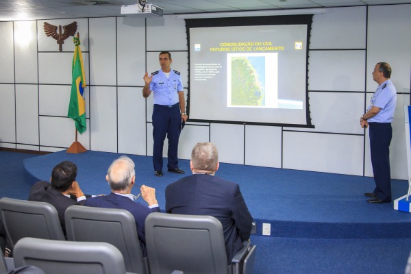 Diretor-Geral do DCTA fala aos visitantes