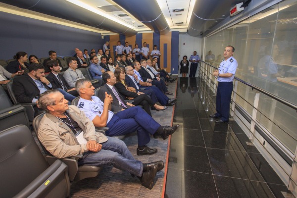 Diretor do CLA apresenta o Centro de Controle do CLA