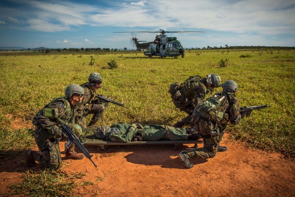 Comitiva composta pelo Ministro da Defesa e pelo Comandante da Aeronáutica esteve na Ala 5 para conhecer os resultados do exercício