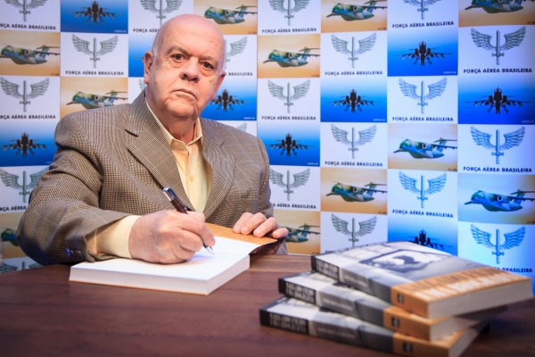 O escritor e jornalista foi autor de diversos livros que consagram a história e personalidades da FAB O escritor e jornalista foi autor de diversos livros que consagram a história e personalidades da FAB