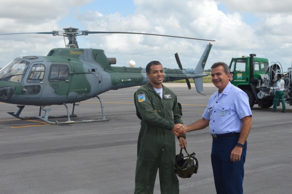 Após cerca de uma hora, o aluno pousa e é recebido pelo Comandante da Ala 10