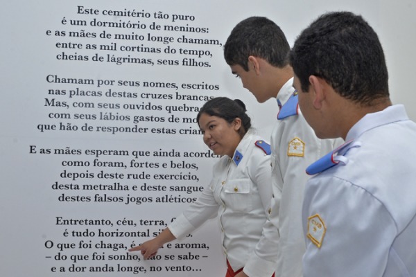 Estudantes conhecem itens do acervo como manuscritos, fotos e objetos