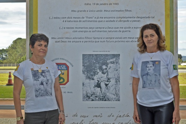 As irmãs Elizabeth e Miriam De Léo representam o pai, ex-integrante da FEB