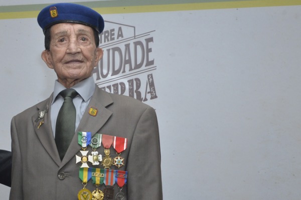 Coronel Nestor da Silva relembra histórias da guerra durante o evento