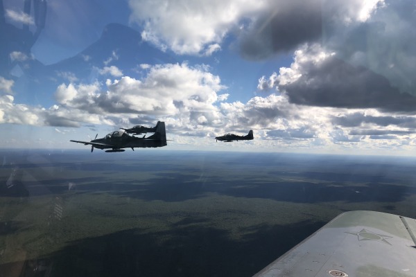 Durante 45 dias, militares de manutenção fazem adestramento e pilotos realizam bombardeios para testar sistemas de armas dos aviões 