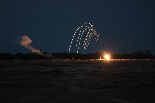 Pilotos realizam bombardeios durante a noite com óculos de visão noturna