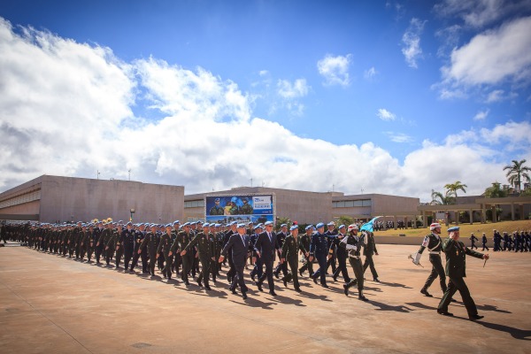 Grupamento de capacetes azuis desfilou em continência ao Ministro da Defesa