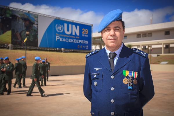 Major-Brigadeiro do Ar Almeida auxiliou na garantia da paz da ex-Iugoslávia 