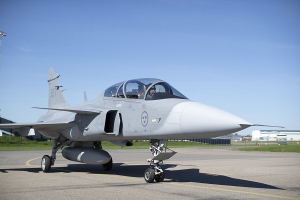 Os novos pilotos e engenheiros de ensaio serão engajados em programas como o da aeronave KC-390