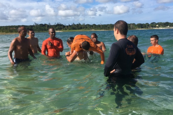 Equipe do 1º/11º GAv recebe instruções de resgate marítimo