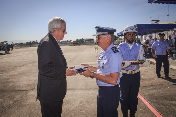 Homenageado recebe a placa Força Aérea 