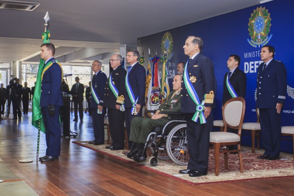 Homenagem é concedida a militares que se destacam no exercício da profissão e a organizações militares e instituições civis