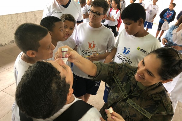 Turma do Fabinho assume o entretenimento das crianças na hora de realizar exames laboratoriais