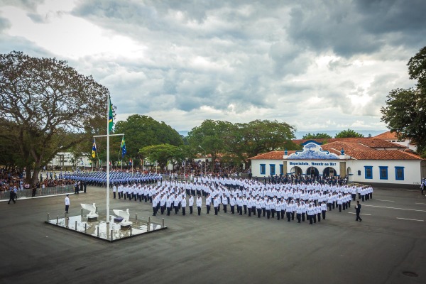 Os novos militares formam a insígnia de Terceiro-Sargento