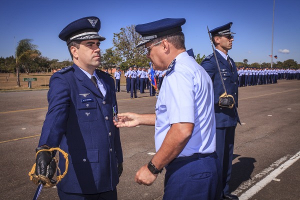 Comandante do Esquadrão Carcará é condecorado