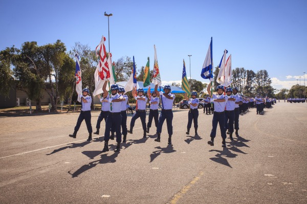 Tropa desfila em continência ao Comandante da FAB