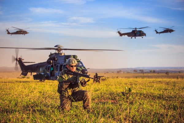 Matéria de capa aborda o Exercício Operacional Tápio, realizado em Campo Grande (MS)